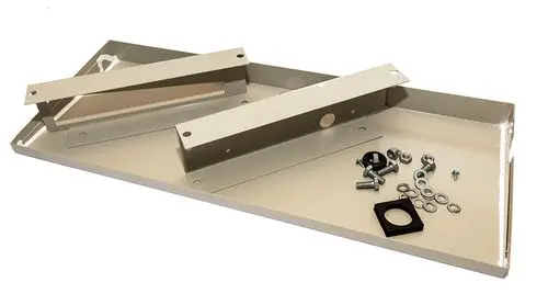 Wanne aus Metall mit mehreren Befestigungslöchern und enthaltenen Schrauben, Unterlegscheiben und einer Dichtung, genutzt für Daikin Systeme zur Kondensatabführung.